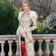 Margot Robbieová a její další zajímavý outfit na propagačním focení v Londýně.