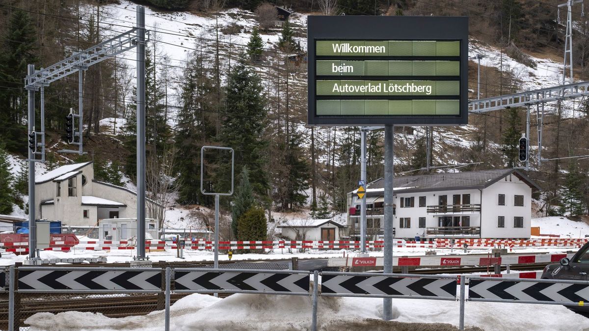 Ve Švýcarsku vykolejil kvůli lavině vlak. Na místě jsou zranění