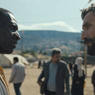 Básník Fathi (Ziad Bakri, vpravo) chce svou ženu a tři děti dostat z tureckého uprchlického tábora.