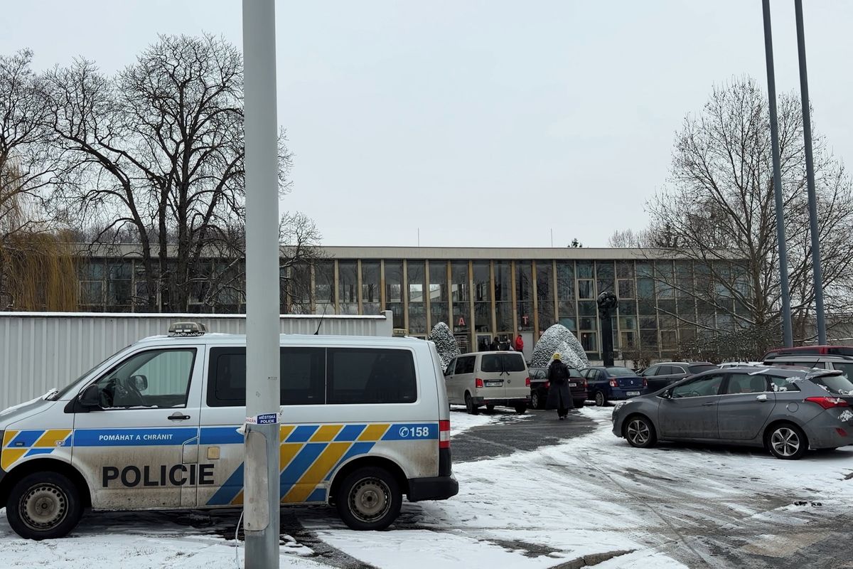 Záhadnou radioaktivní látku mohl do budovy pražského Matfyzu přinést někdo zvenčí