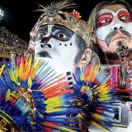 Teatrálnost průvodu inspiroval zpěvák Ney Matogrosso.