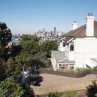 Z pozemku byl v 19.století výhled na přístav i na centrum města Sydney.