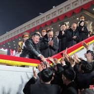 Hromadné akce severokorejského režimu jsou vždy pečlivě naplánované. Včetně toho, kdo smí vůdce pozdravit. Nezávislí fotografové se na přehlídku nedostali. I na snímku, kde Kim-Čong-un zdraví zdraví obyvatele, je ale jeho dcera jen o kousek vedle. 