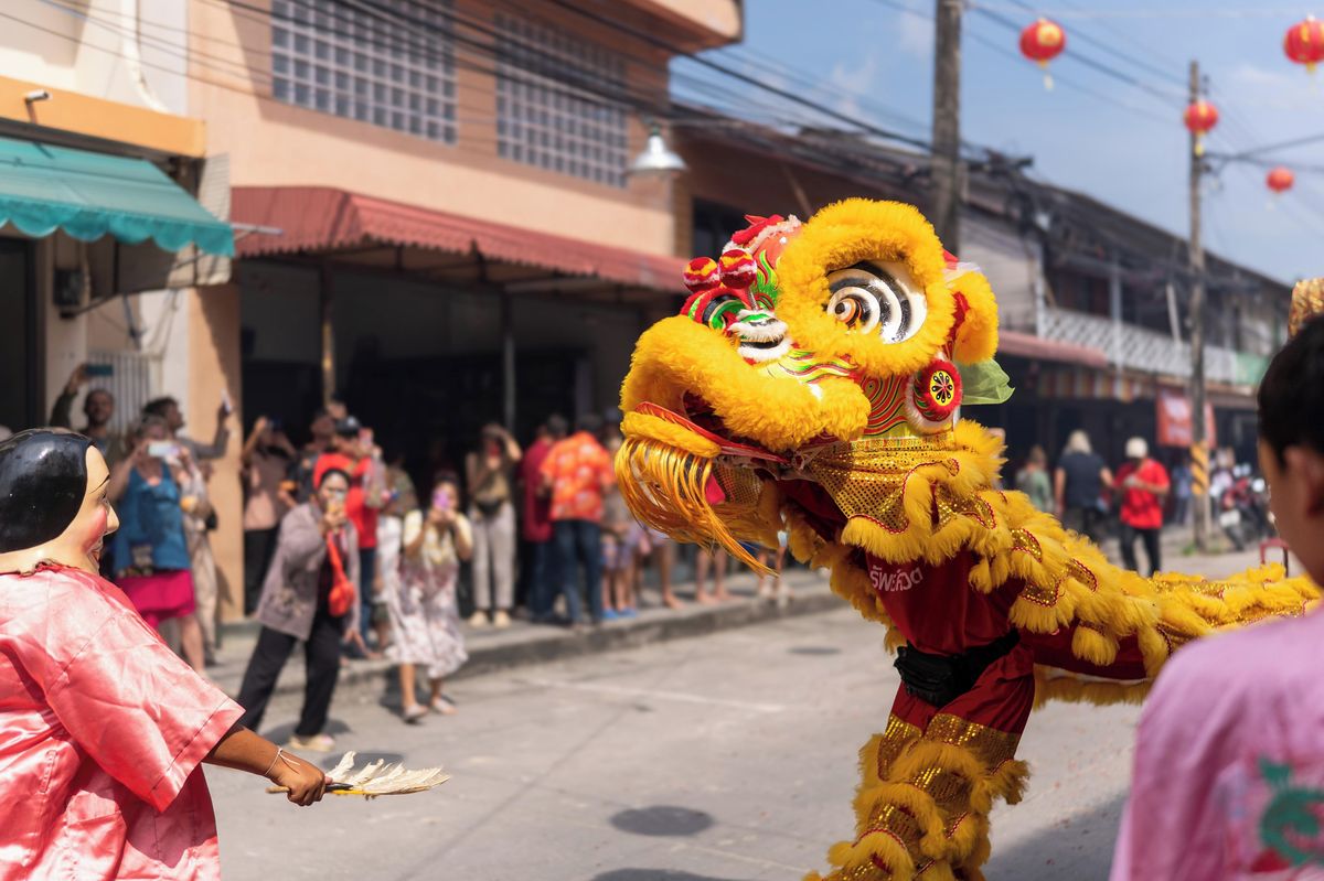 Policisté si na zloděje počíhali v kostýmu draka