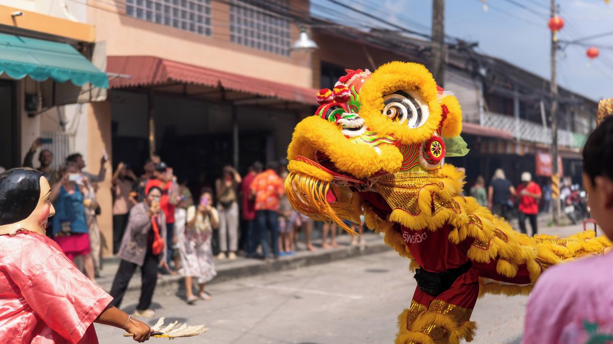 Policisté si na zloděje počíhali v kostýmu draka