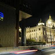 Spolky Kaputin a Občanský rozcestník umístily pomocí laseru vlajku Ukrajiny na novou budovu Národního muzea k výročí vpádu Ruska na Ukrajinu.