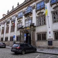 Na budově Ministerstva kultury visí ukrajinská vlajka hrdě vedle té české.