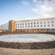 Architekti se snažili moderní objekt citlivě začlenit do krajiny.