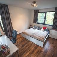 Dispozice domu počítá s dlouhodobým bydlením rodiny, proto jsou ložnice navrženy jako plnohodnotné obytné místnosti.