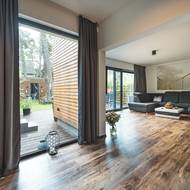 Obytný prostor je orientován do zahrady a lesního prostředí, což zajišťuje klid a soukromí.