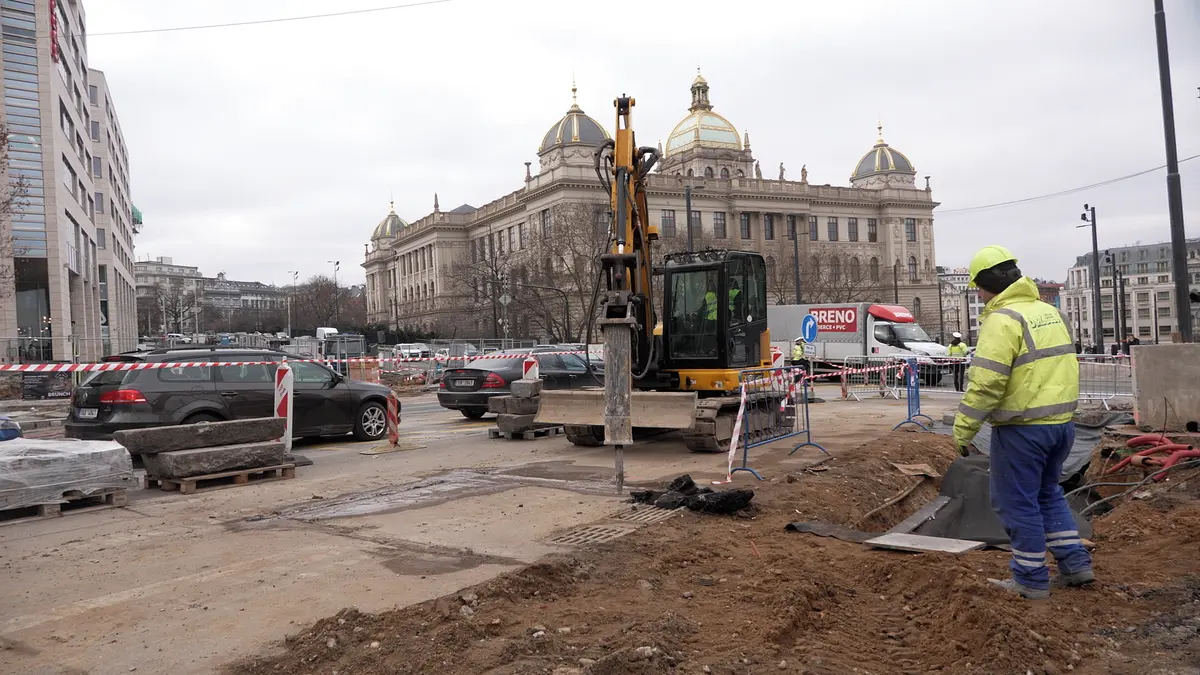 Stavba tramvajové trati u Muzea postoupila do další fáze. Dolní část Vinohradské čeká letos řada omezení i pro řidiče