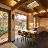 Z kuchyně, která má dostatek denního světla, je krásný výhled do zahrady. 