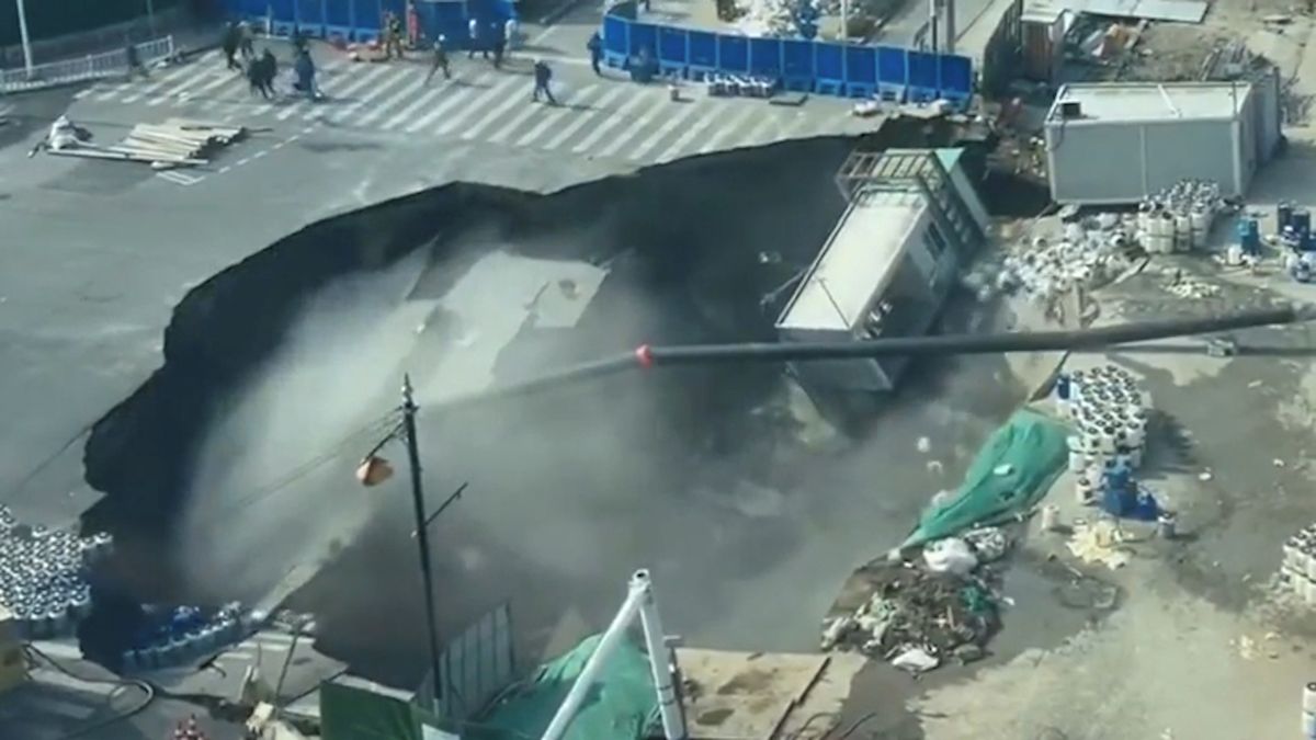 Apokalyptická scéna v Šanghaji. Rušná křižovatka se propadla do země