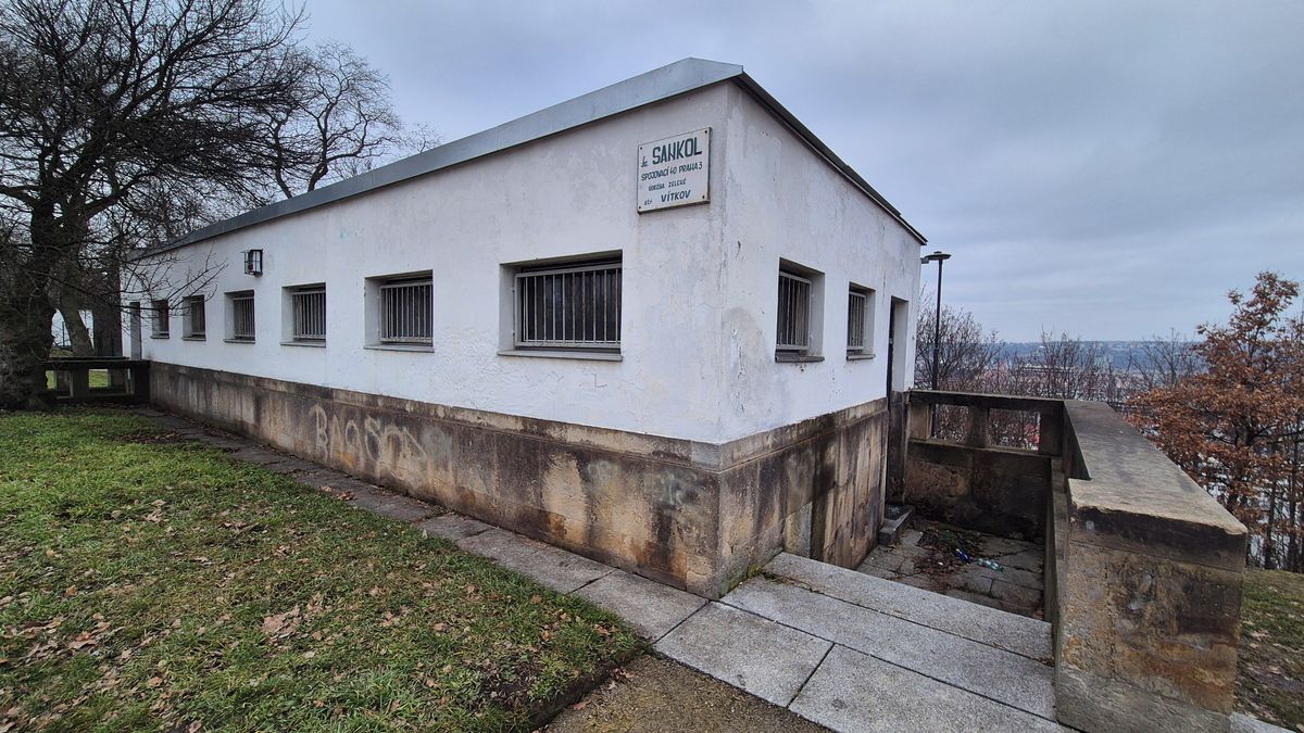 Z nouzového zastavení za pomníkem Jana Žižky bude zázemí pro mladé přírodovědce