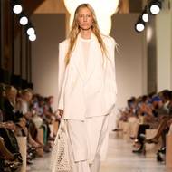 
Bílý odstín Cloud Dancer oblékly na týdnech módy v New Yorku modelky pro značku Michael Kors.