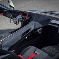 Vůz s nízkým sklem nabízel otevřenou dvoumístnou kabinu a specifický styl otvírání dveří.