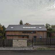 Stavba působí z ulice uzavřenějším dojmem.