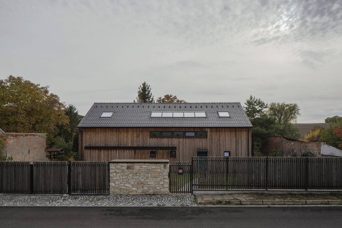 Stavba působí z ulice uzavřenějším dojmem.