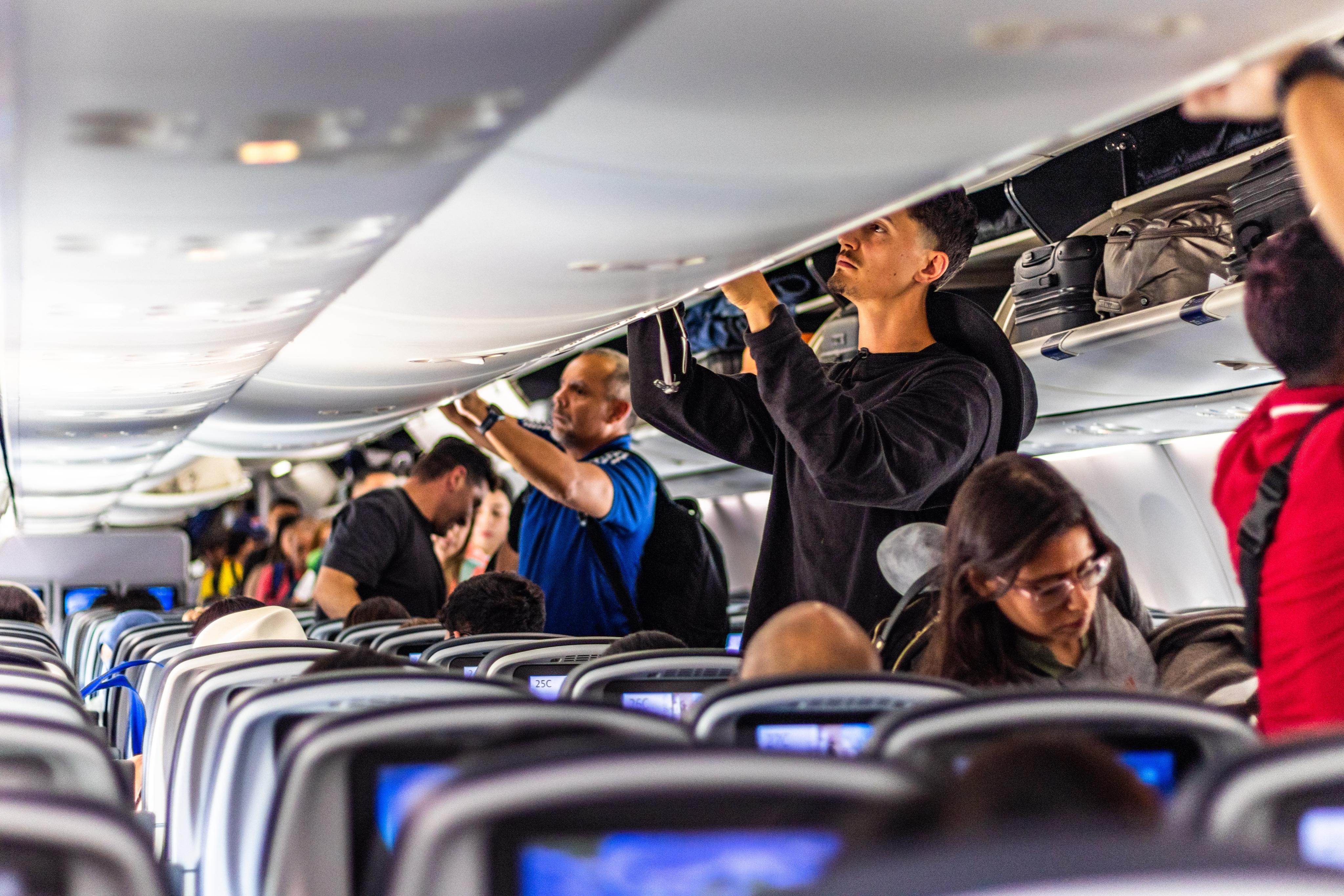 Chcete klidný a pohodlný let? Neukládejte příruční zavazadlo za své sedadlo