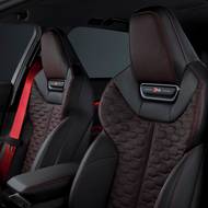 Nechybí sportovní sedadla.