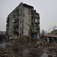 Pětipatrový dům v Izjumu. Ruská letecká bomba ho rozlomila vejpůl, v jeho troskách zahynulo 50 lidí…