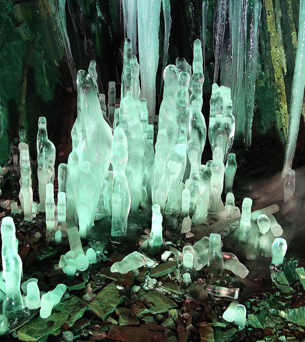 Při ideálních podmínkách mají stalagmity, které rostou od země nahoru, i metr na výšku. Tak jako v roce 2017. 