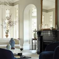 Interiérová designérka se při návrzích pokusila zachytit atmosféru přechodu mezi pozdním viktoriánským obdobím a tzv. stylem královny Anny.  