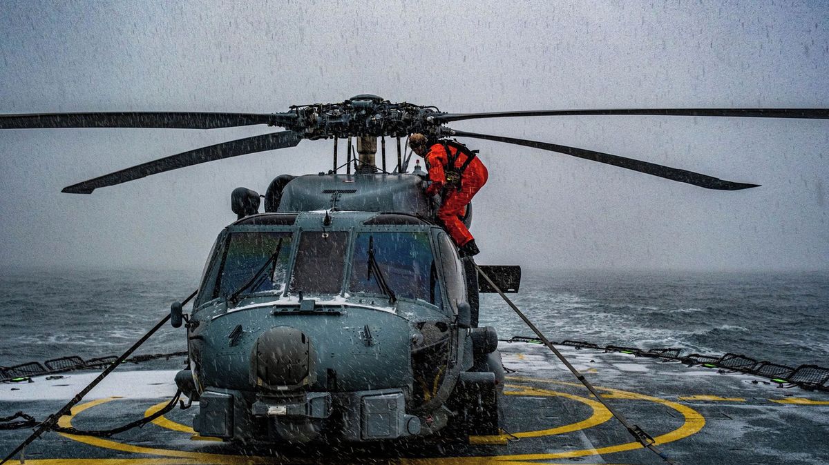 Dánský vrtulník evakuoval u Grónska nemocného člena posádky americké ponorky