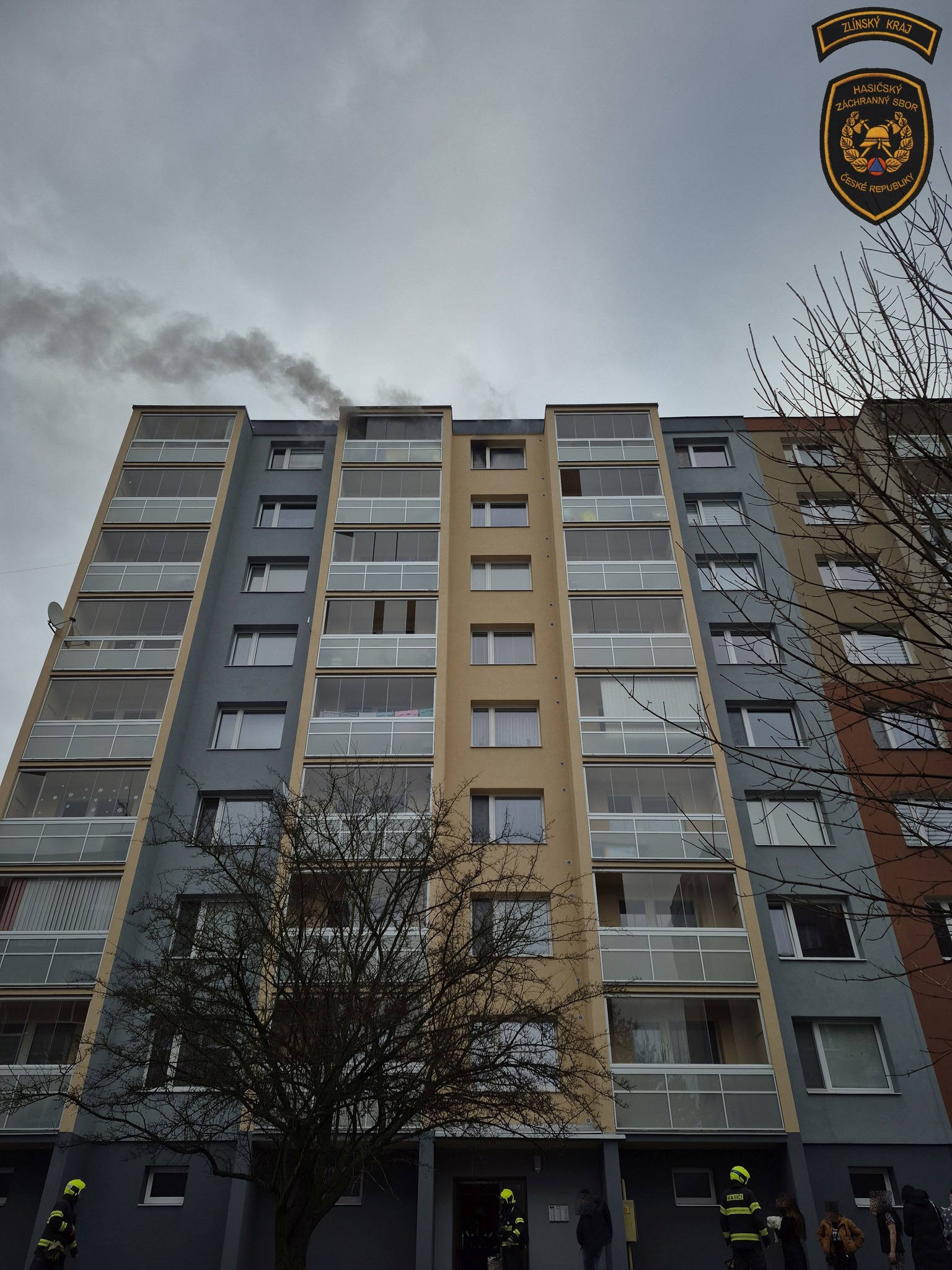 V horním patře paneláku ve Valašském Meziříčí hořelo, evakuovali všechny obyvatele