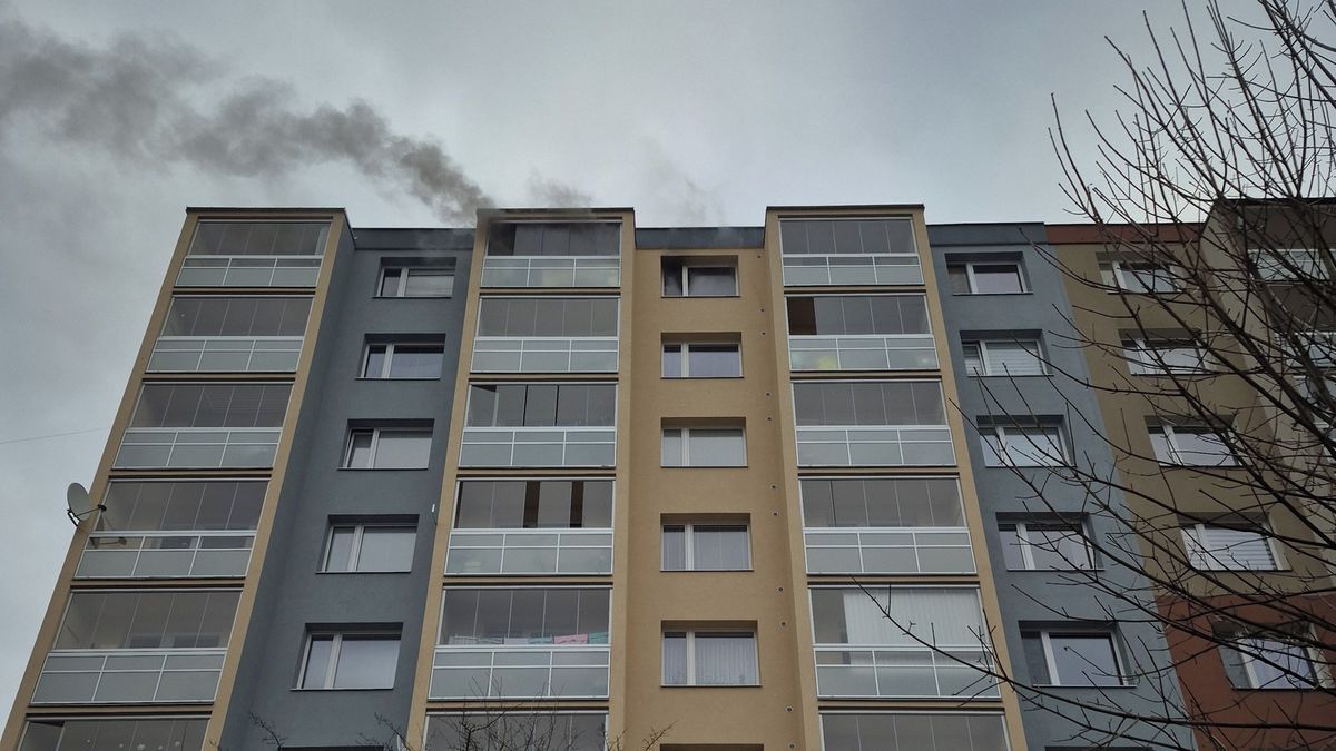V horním patře paneláku ve Valašském Meziříčí hořelo, evakuovali všechny obyvatele