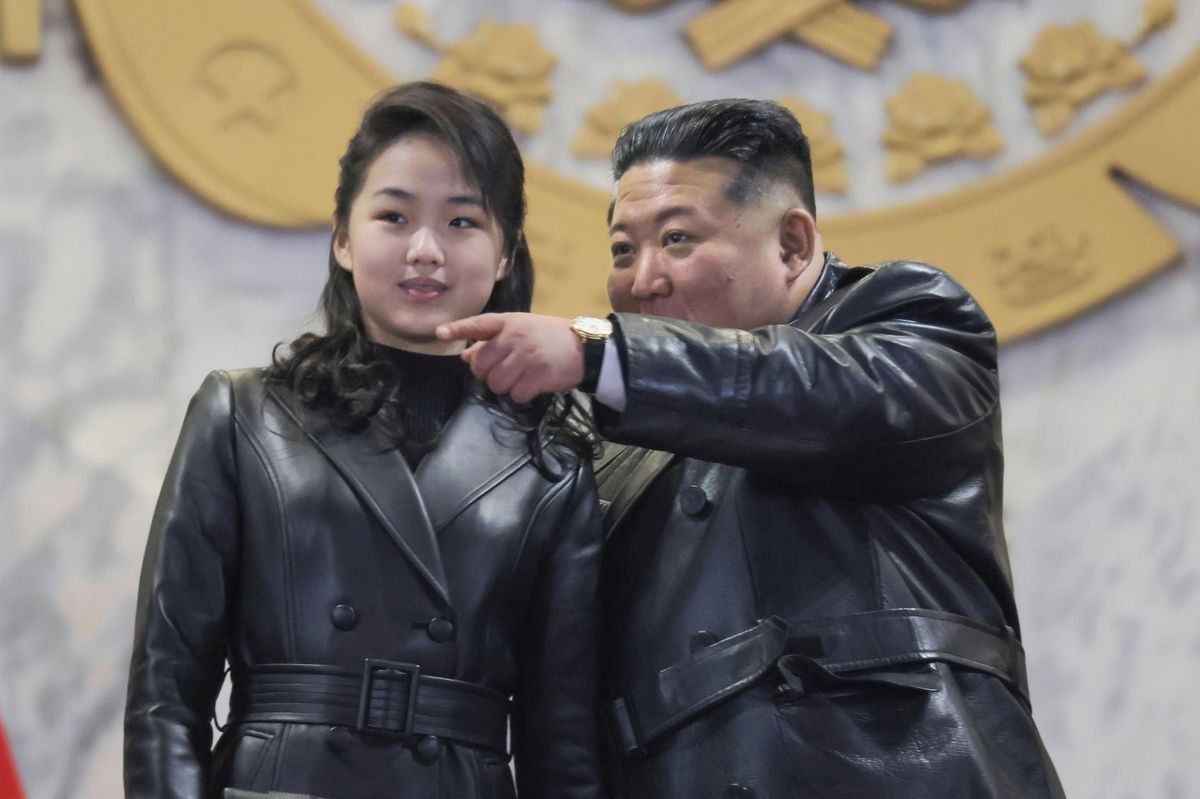 FOTO: Obří přehlídku sledovala s Kim Čong-unem i jeho mladičká nástupkyně