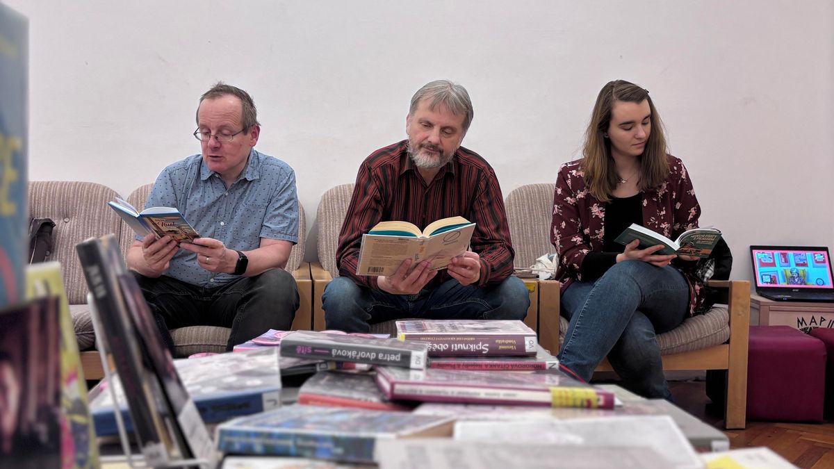 Účastníci Maratonu čtení trhli v ústecké knihovně rekord. Akce spojila stovky lidí a pomohla charitě