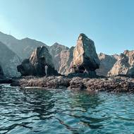 Na zpáteční cestě do Maskatu zastavuje loď u zajímavých skalních útvarů; tomu vlevo se přezdívá Slon.