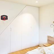 Interiér prozrazuje v různých náznacích sportovní zaměření rodiny.