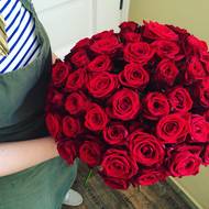 Růže mají rády hodně vody ve váze a chladnější místo v interiéru.