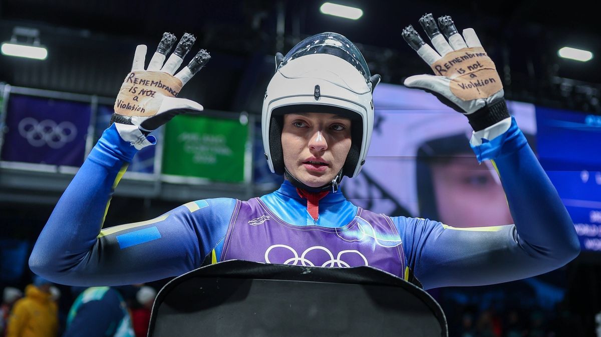 Na dlaních rukavic měla vzkaz. Ukrajinská sáňkařka podpořila krajana s helmou polepenou oběťmi války