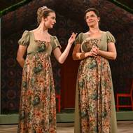 Alžběta Janíčková (vlevo) a Eva Jedličková jako služky a komentátorky dění