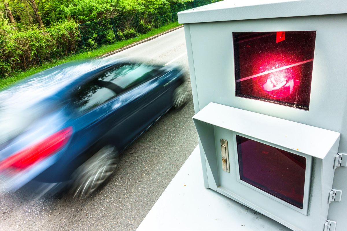Mercedes prosvištěl kolem radaru v Německu rychlostí 231 km/h