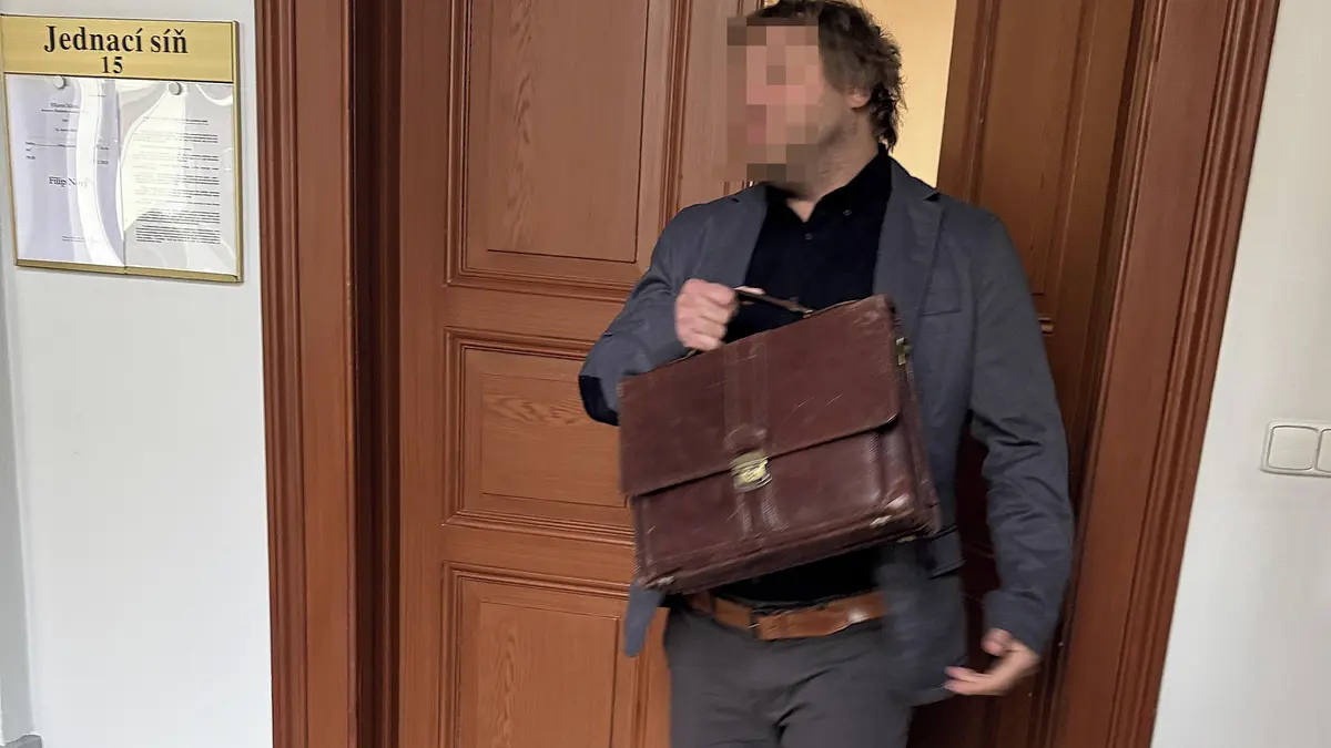 Opilý soused nutil nepohyblivou stařenku k orálnímu sexu. Dostal podmínku