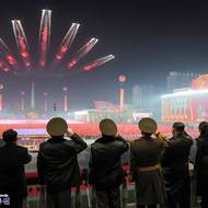 Na vojenské přehlídce stála Kim Ču-e po pravici svého otce. Podle neoficiálních informací se nedávno i přes svůj mladičký věk stala šéfkou úřadu pro správu raket Severní Koreje. 