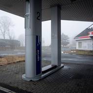 Příjezdové cesty jsou zatarasené betonovými zábranami.