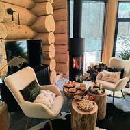 Posezení u krbových kamen je prostě romantické.