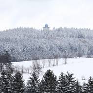 Skvělým orientačních bodem v krajině je přes osm set metrů vysoký Buchtův kopec s budovou Řízení letového provozu.