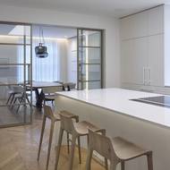 Kuchyň lze od jídelní zóny, na níž navazuje obývací, oddělit.