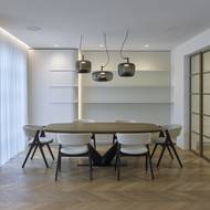 Jídelní stůl byl navržen na míru.