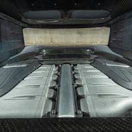 Motor byl uložen podélně za zadními sedadly a poháněl zadní kola.