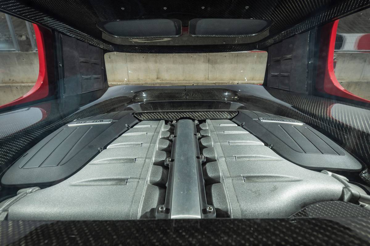 Motor byl uložen podélně za zadními sedadly a poháněl zadní kola.