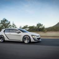 Pod kapotou ukrýval motor V6 posílající na všechna kola 503 koní.