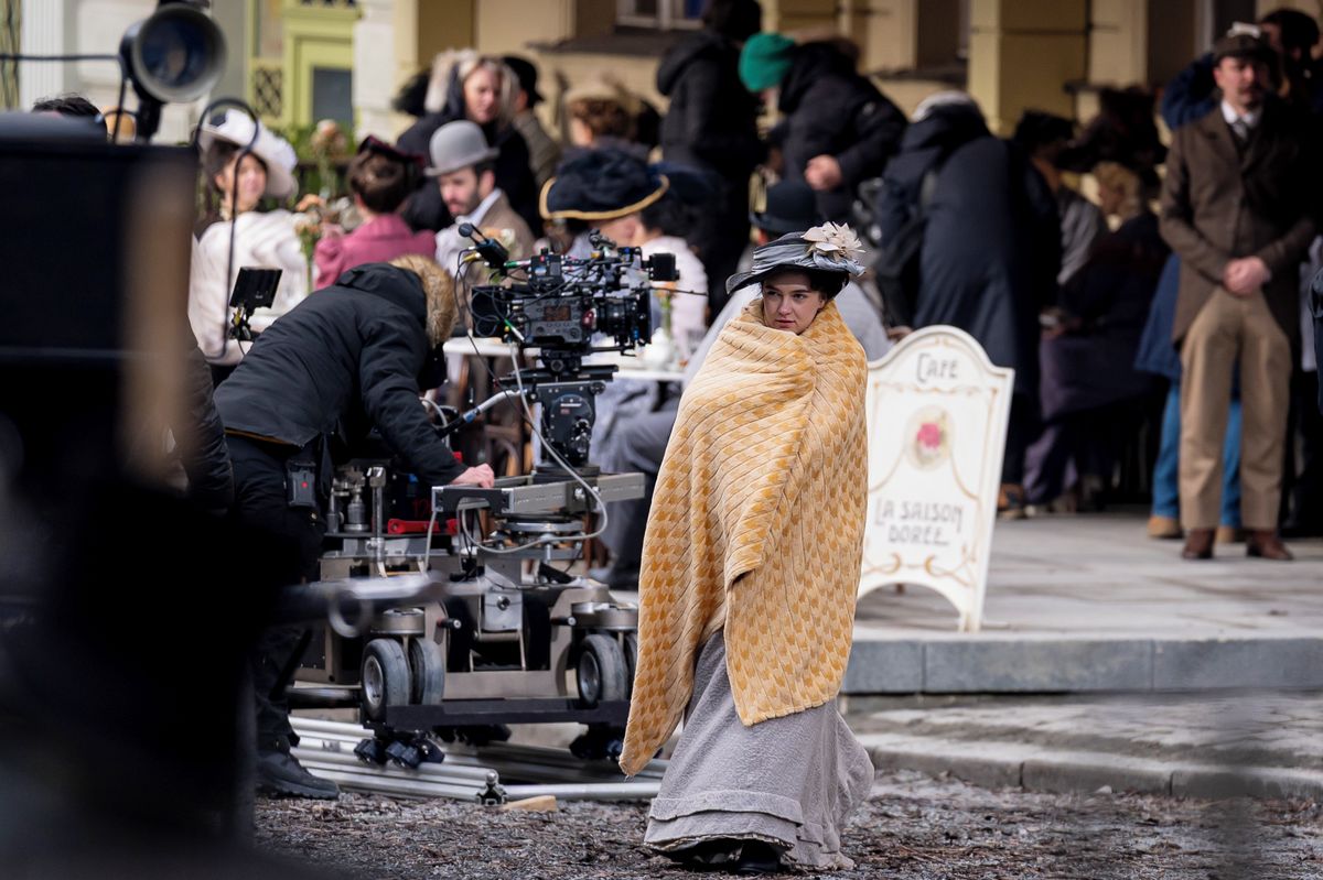 FOTO: Netflix opět proměňuje centrum Prahy v New York konce 19. století