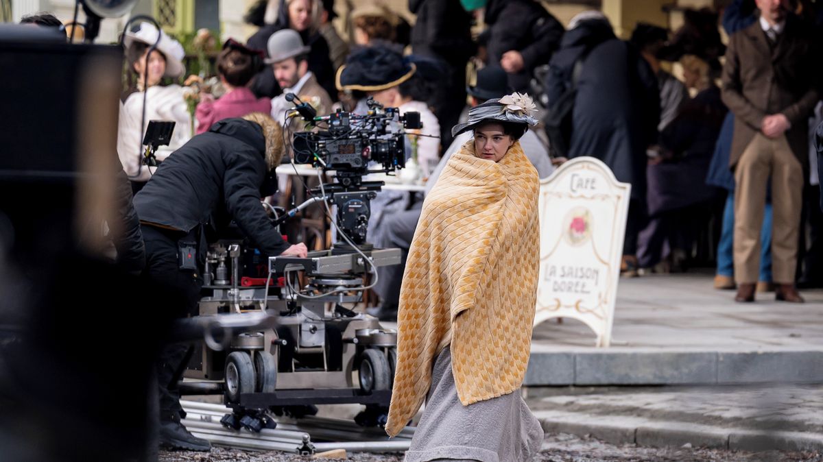 FOTO: Netflix opět proměňuje centrum Prahy v New York konce 19. století